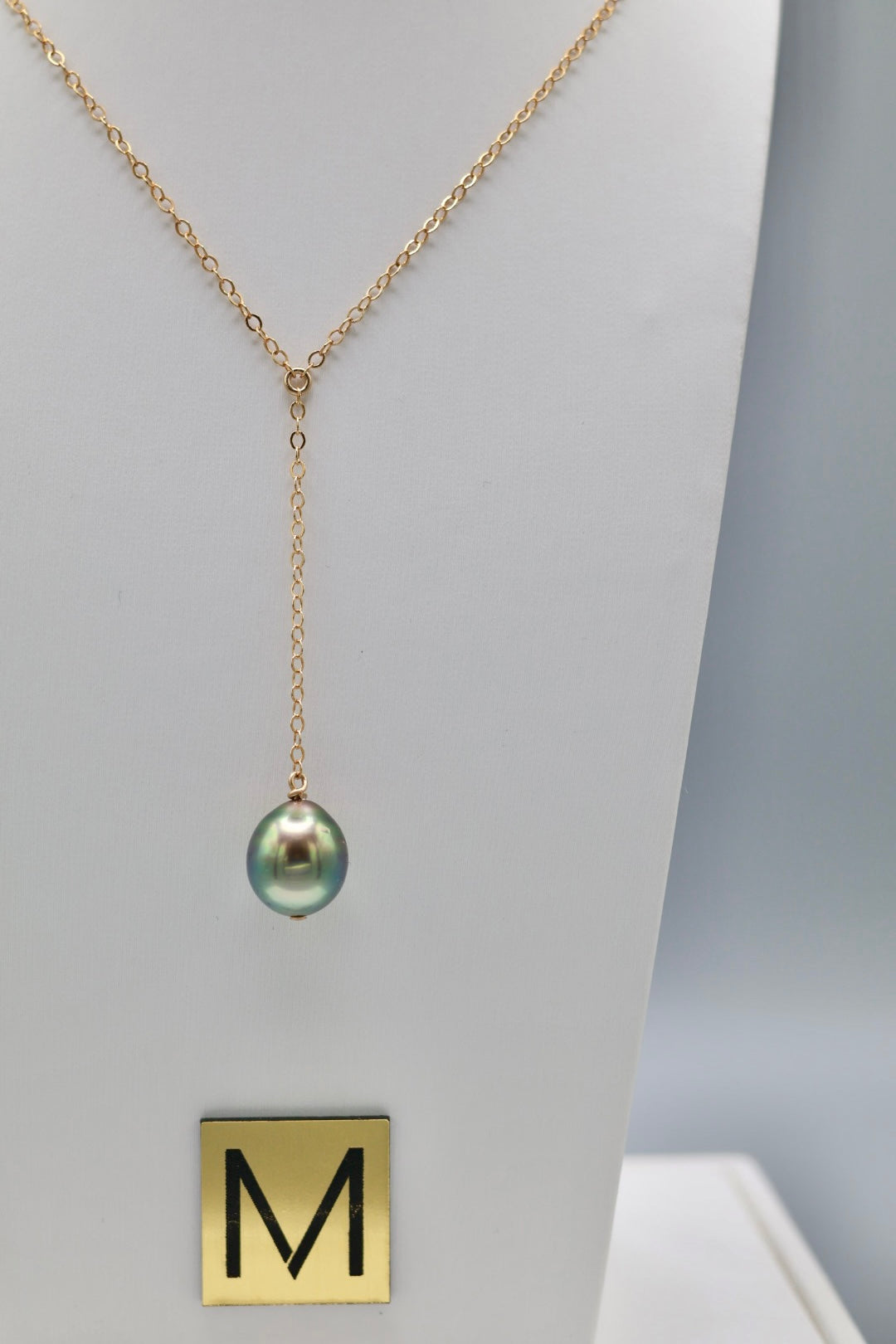 collier clara sur présentoir mis en avant perle