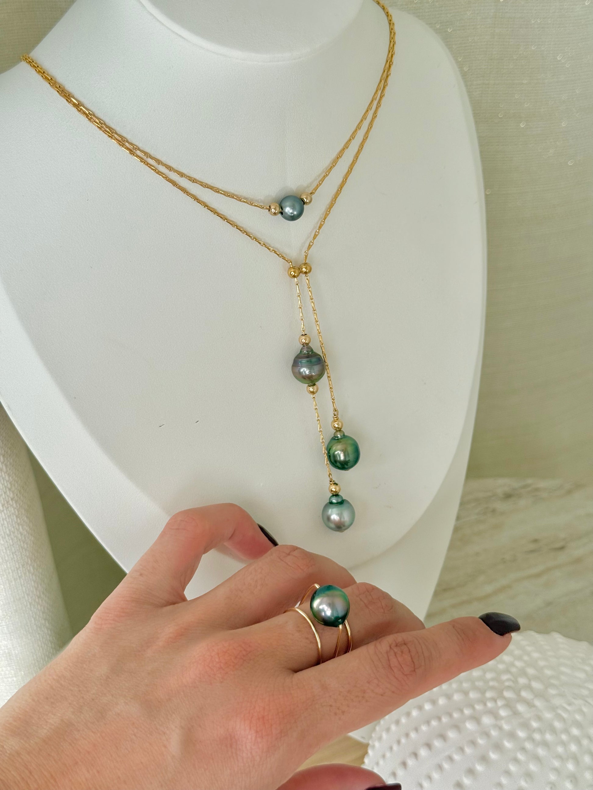 parure balade en polynésie collier quatuor avec bague moorea portée