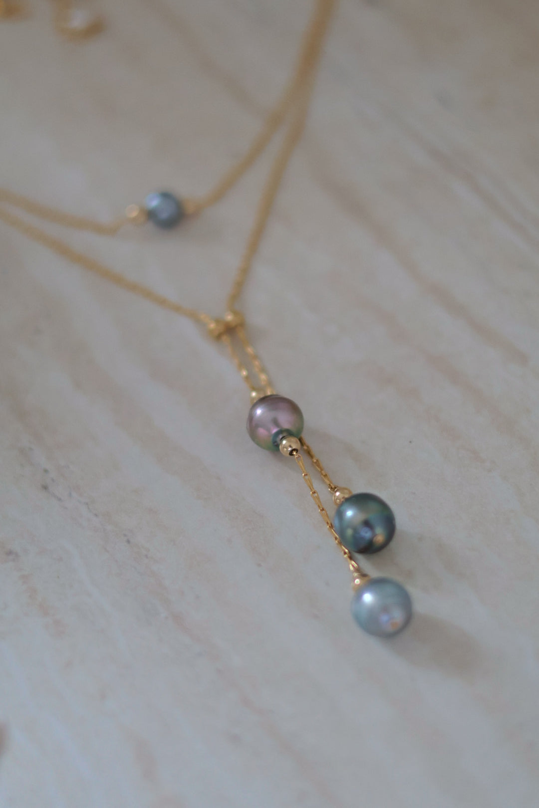 parure balade en polynésie, focus collier quatuor