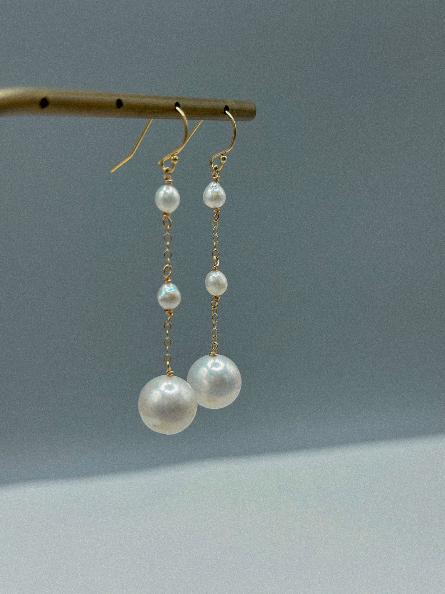 boucles d'oreilles éclat d'ivoir sur présentoir