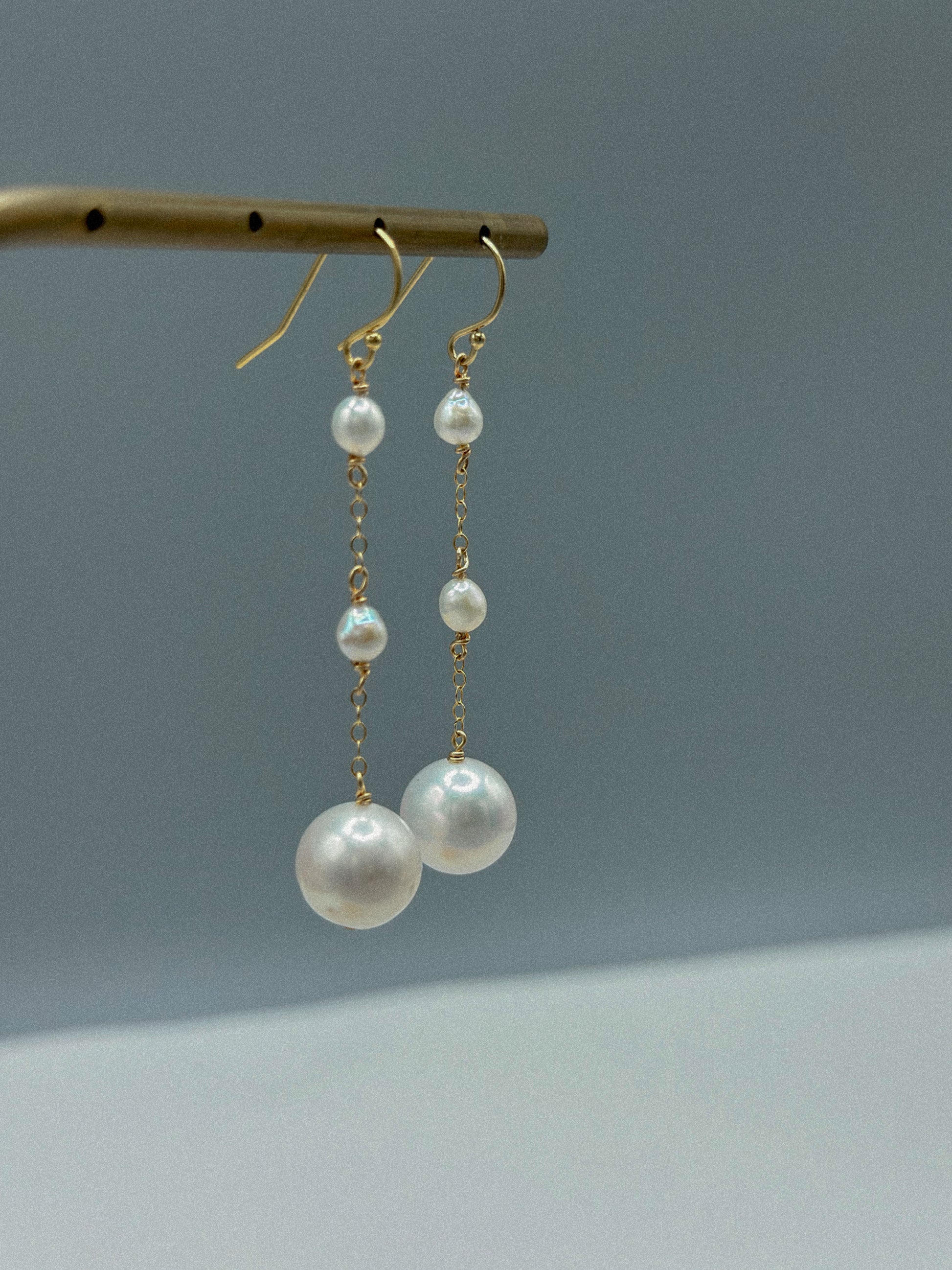 boucles d'oreilles éclat d'ivoir sur présentoir