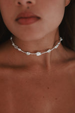 collier choker blanca porté vue de face