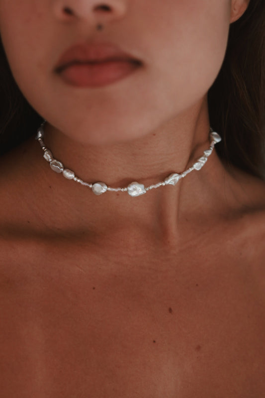collier choker blanca porté vue de face