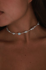 choker blanca porté de profil