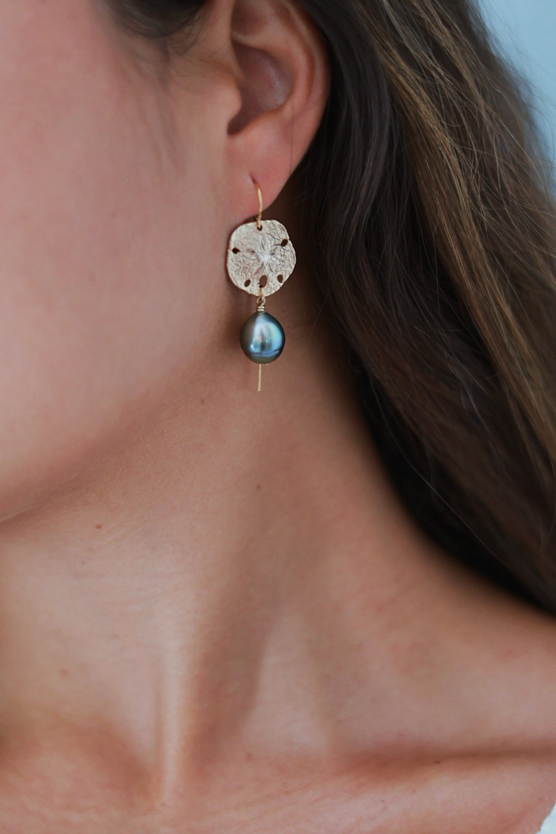 boucle d'oreille coeur de tahiti portée vue profil