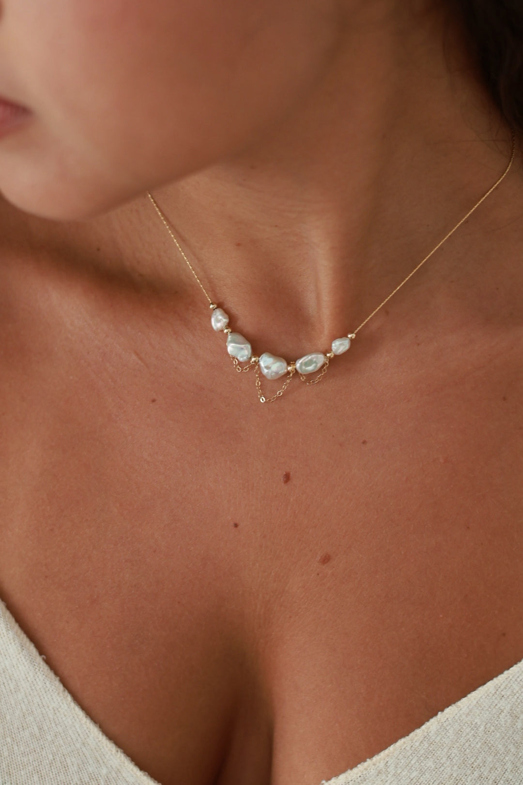 collier à l'aube de notre amour porté