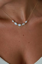 collier à l'aube de notre amour porté de face