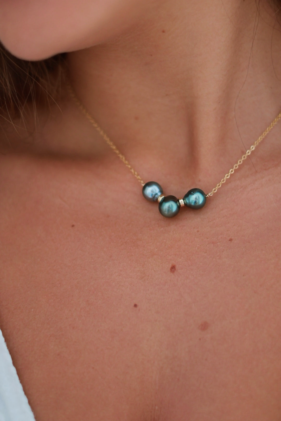 collier baby valentina portée proche