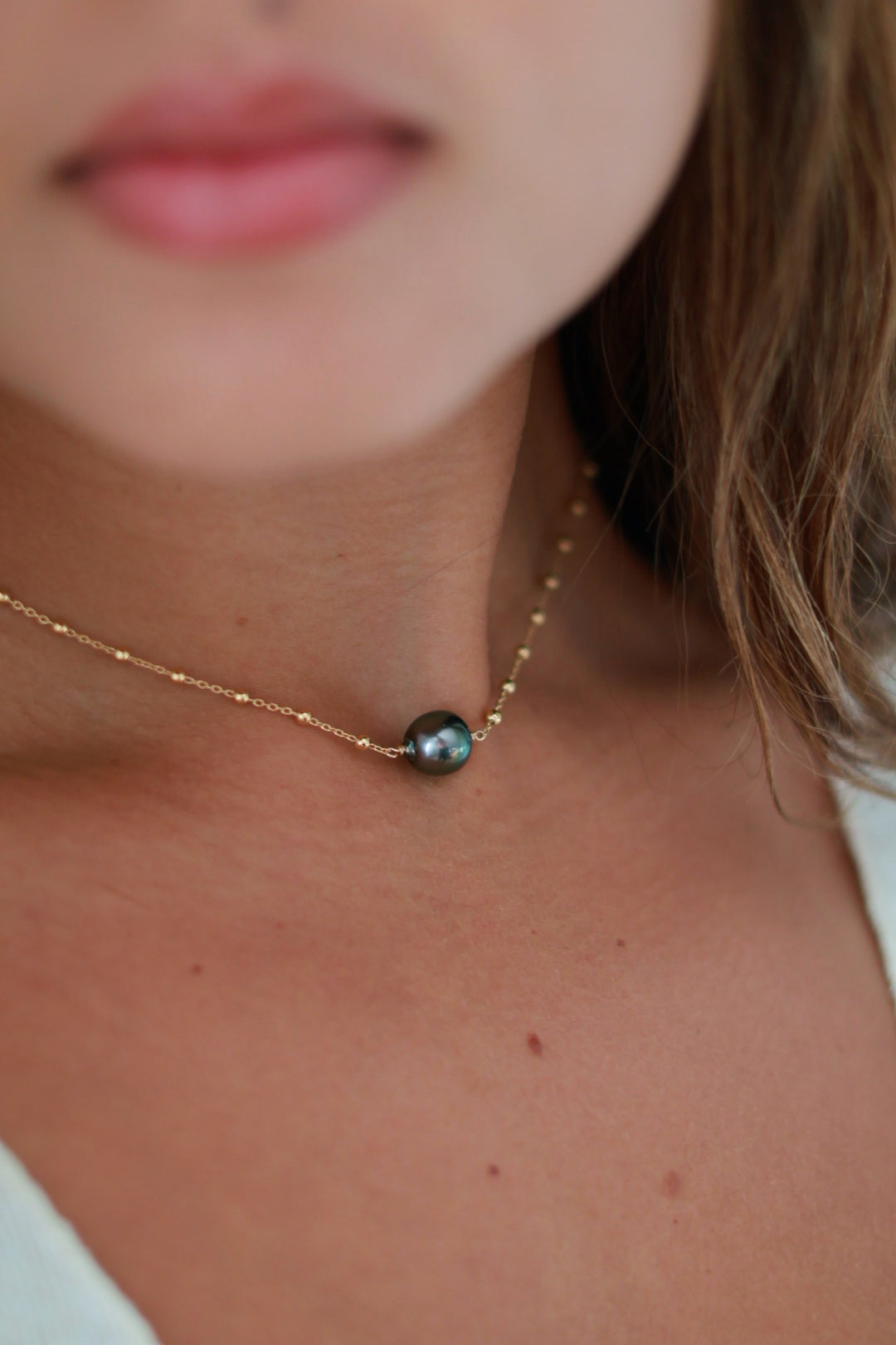 collier bali porté, vue trois-quart