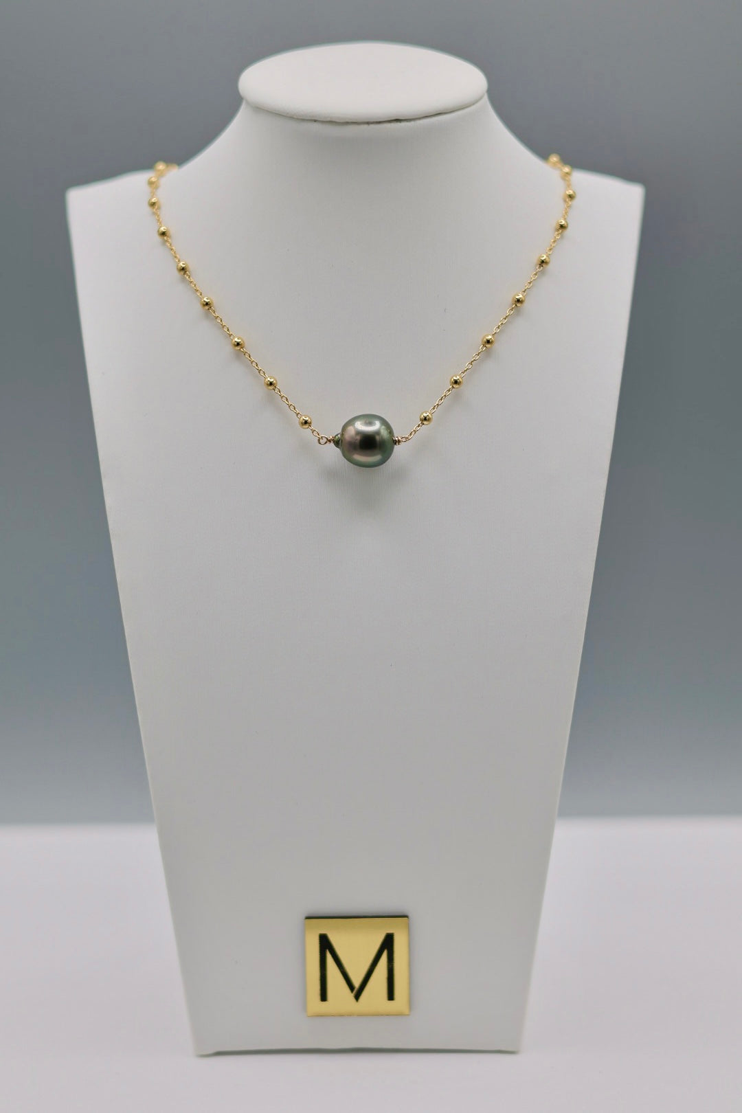 collier bali sur présentoir vue de face
