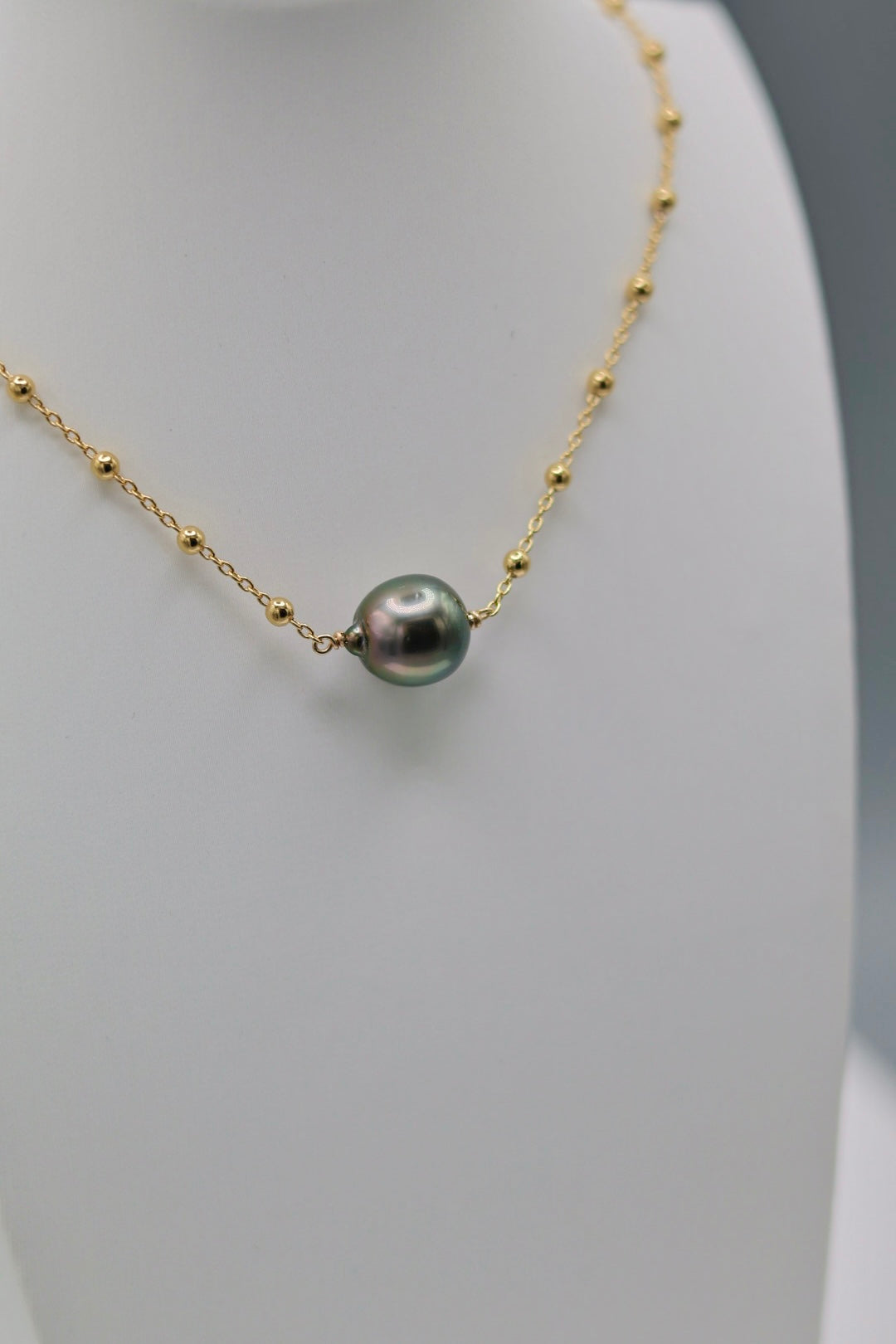 collier bali sur présentoir focus perle tahiti