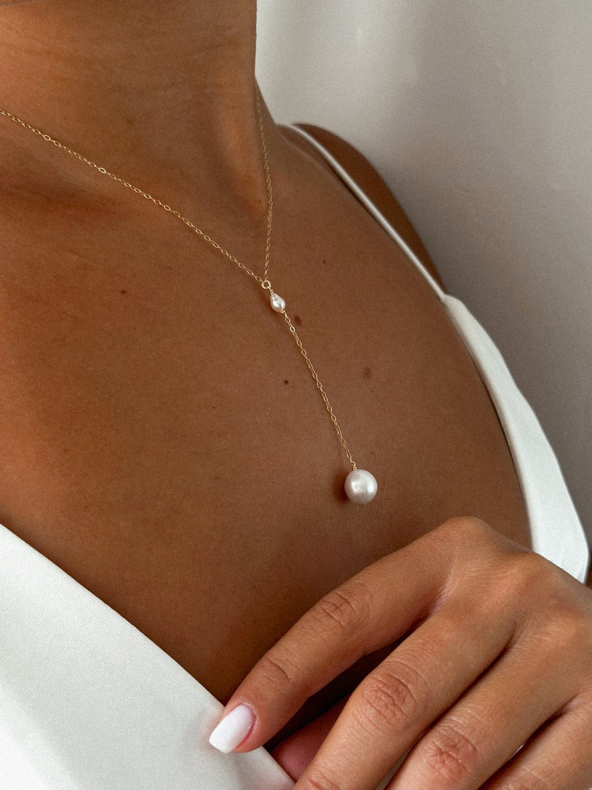 collier éclat d'ivoire porté