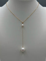 collier éclat d'ivoire sur présentoir