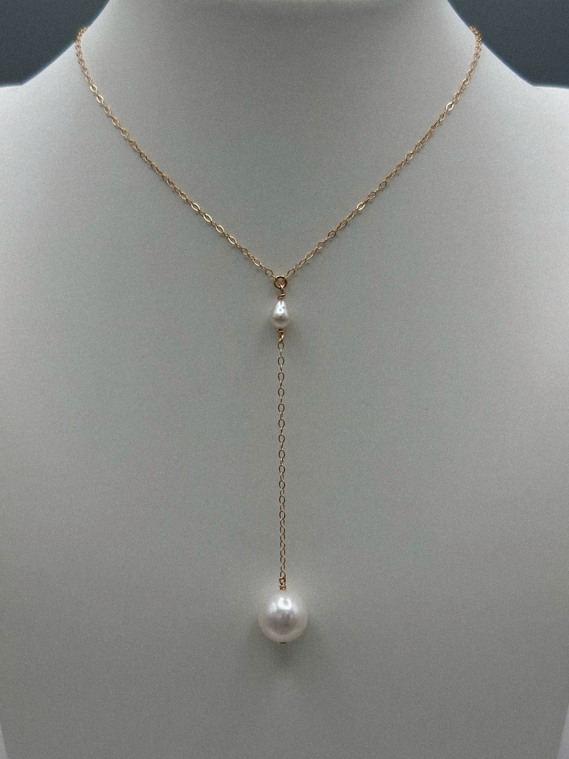 collier éclat d'ivoire sur présentoir