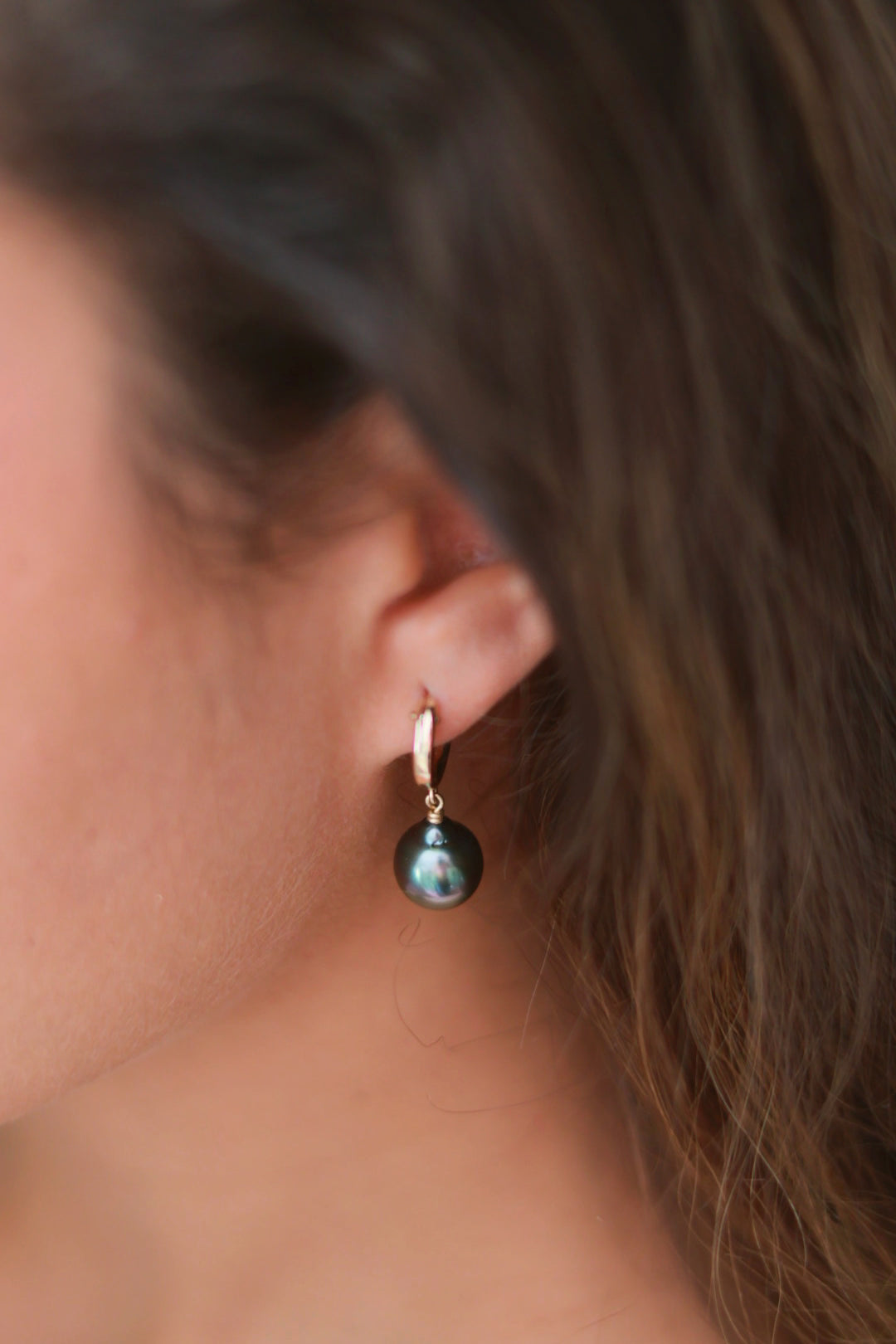 boucles d'oreilles Elina portées vue de dessus