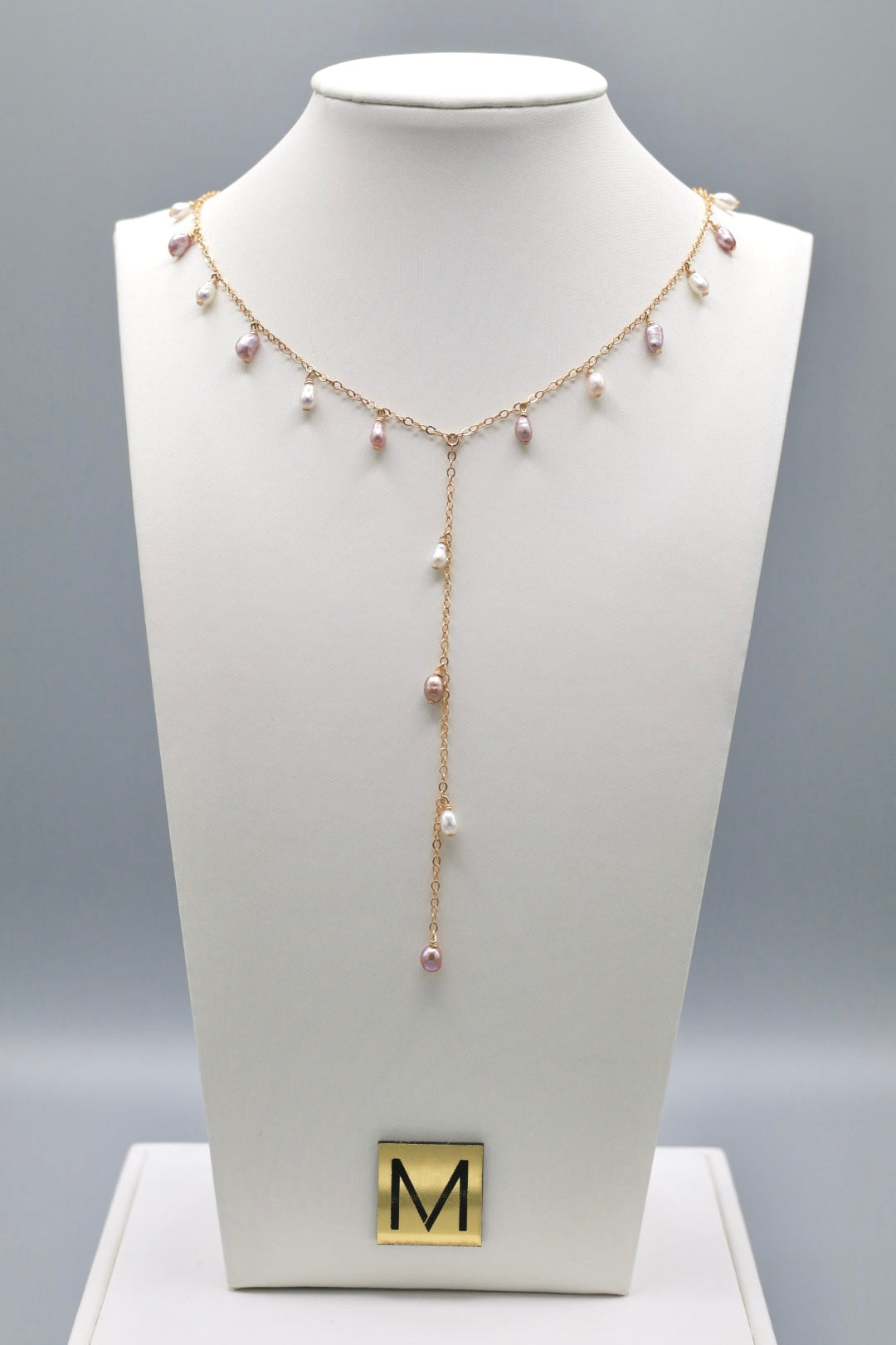 collier jasmine sur présentoir