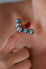 Collier Madame Valentina porté vue de près