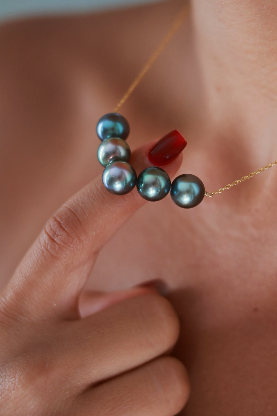 Collier Madame Valentina porté vue de près