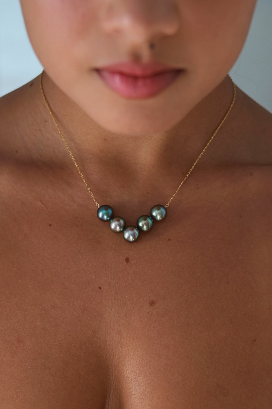 Collier Madame valentina porté vue face