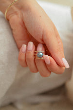 bague moorea en main