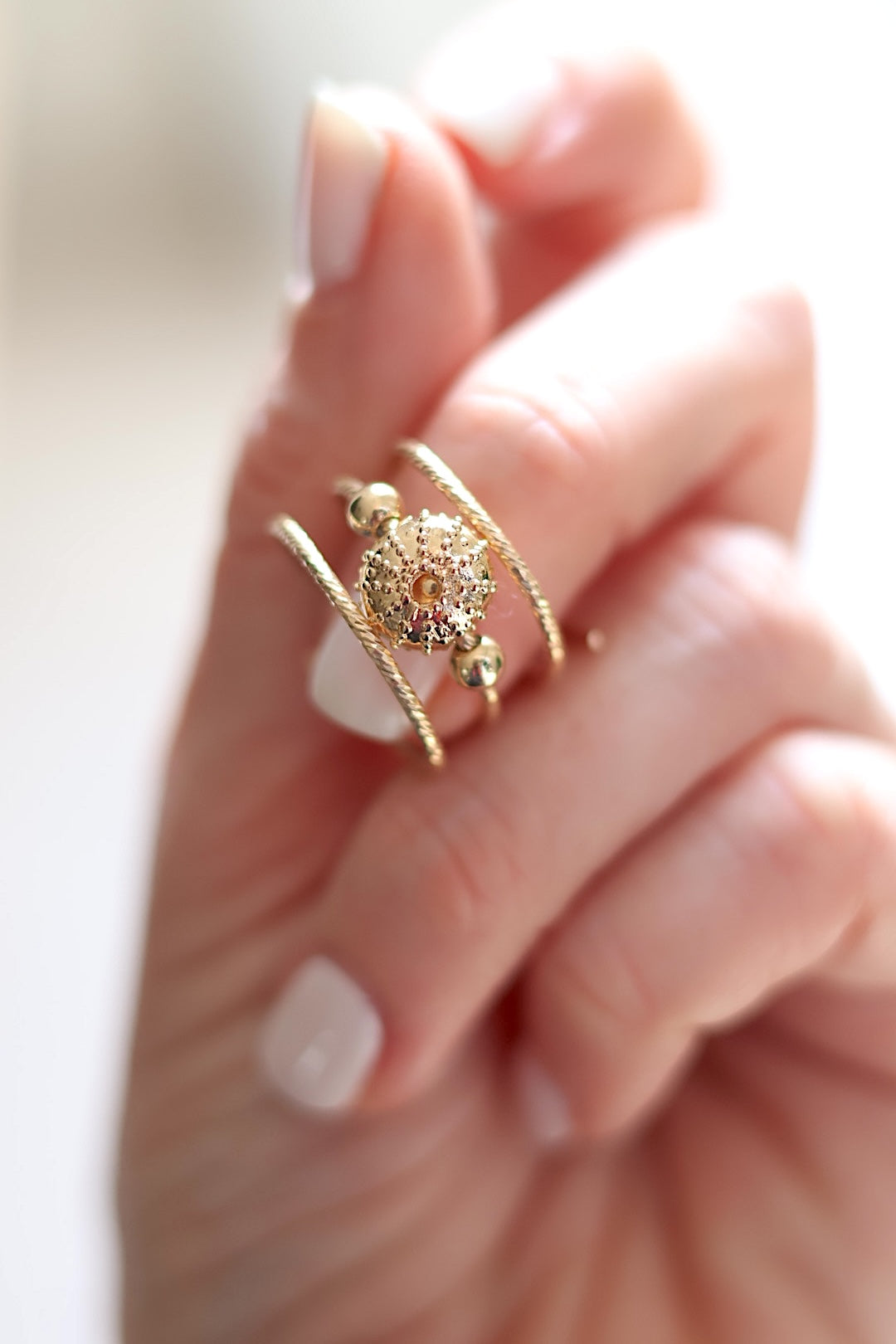 Bague en main, oursin d'amour