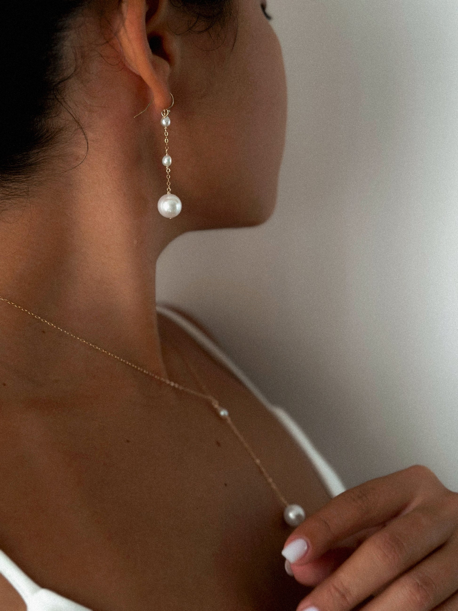 Parure eclat d'ivoire portée de profil