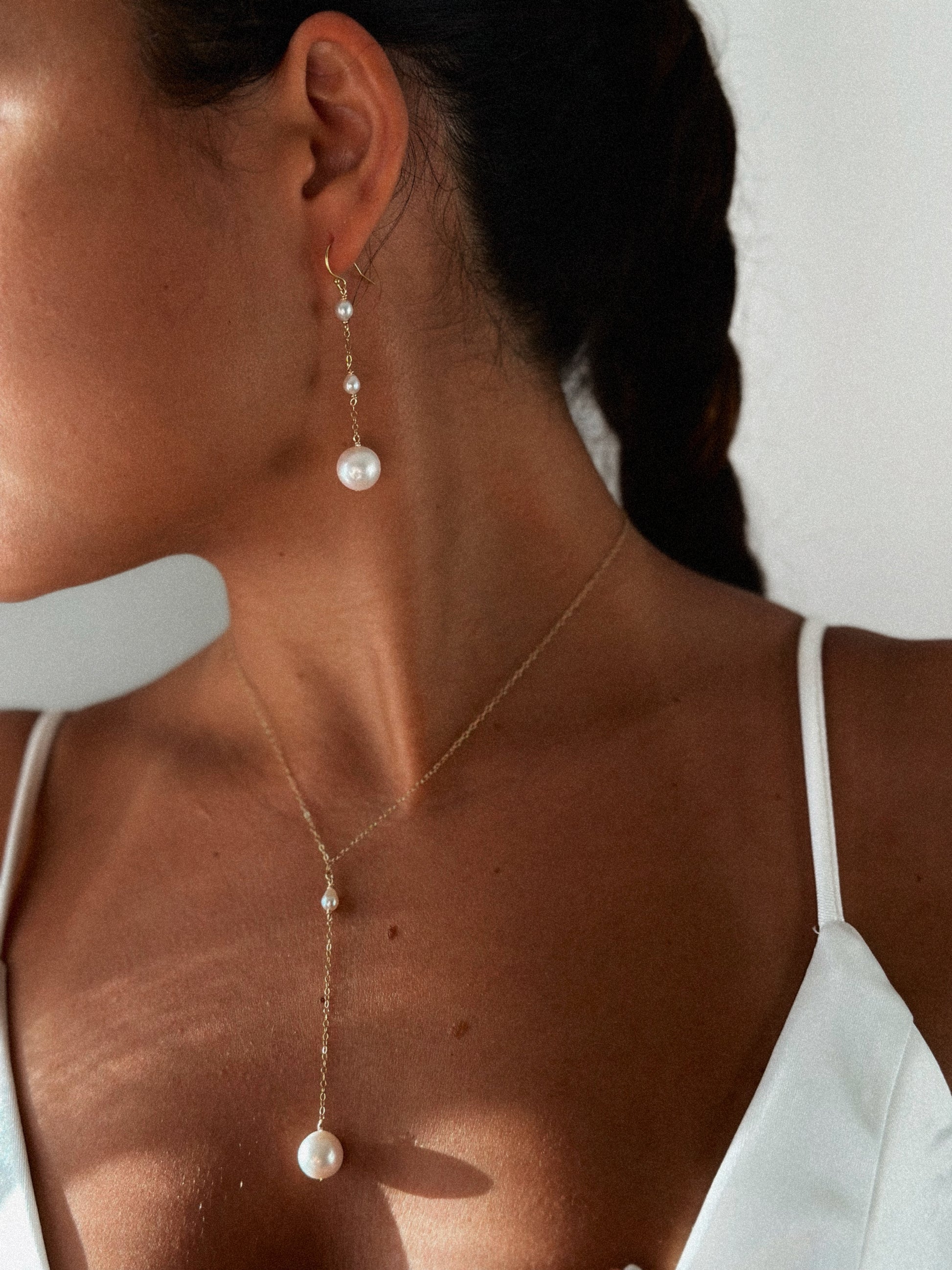 Parure éclat d'ivoire portée vue de profil